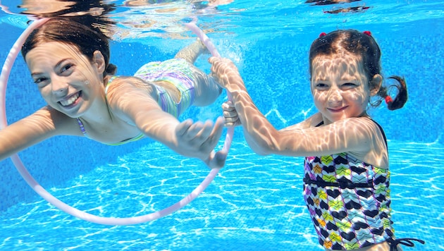 Badespaß und die Möglichkeit, dass Kinder schwimmen lernen, kommt Gemeinden (zu) teuer