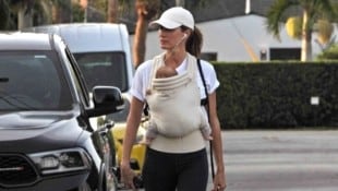 Mutterglück und Sonnenschein: Gisele Bündchen bei einem entspannten Spaziergang mit ihrem Baby ...