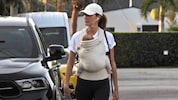 Mutterglück und Sonnenschein: Gisele Bündchen bei einem entspannten Spaziergang mit ihrem Baby und Schäferhund „Alfie“ in Miami am Muttertagswochenende in Mai. (Bild: PPS/www.PPS.at)