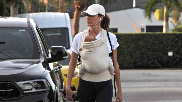 Mutterglück und Sonnenschein: Gisele Bündchen bei einem entspannten Spaziergang mit ihrem Baby und Schäferhund „Alfie“ in Miami am Muttertagswochenende in Mai.