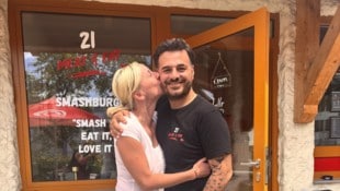 Im „21 Meat&Eat“ serviert Serkan Özgüvercin jetzt Liebe auf den ersten Bissen. Seine große Liebe gilt aber seiner Kerstin. (Bild: Carina Fenz)