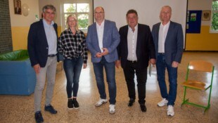 Schulqualitätsmanager Werner Zwickl, Schulleiterin Bianca Sattler, Bürgermeister Ernst Oroszlan, ...