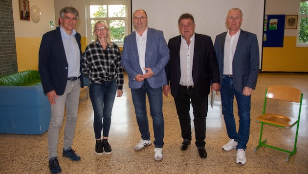 Schulqualitätsmanager Werner Zwickl, Schulleiterin Bianca Sattler, Bürgermeister Ernst Oroszlan, Bürgermeister Josef Tschida und Vize-Bürgermeister Reinhard Csida waren am Podium 