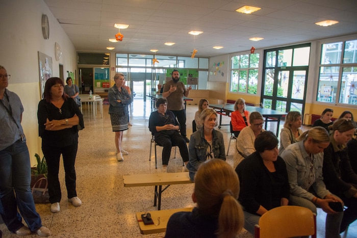 Ein Vater hob hervor, dass die Kinder der anwesenden Eltern schon in der Schule seien und sie deshalb der falsche Anlaufpunkt für die Aussage: „Ihr müsst eure Kinder in unsere Schule schicken, sonst wird sie zugesperrt“, seien. 