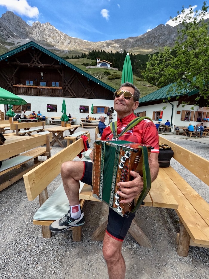 Versonnen blickt Franz Posch auf der Höttinger Alm mit seiner steirischen Ziehharmonika in den Himmel über Innsbruck.