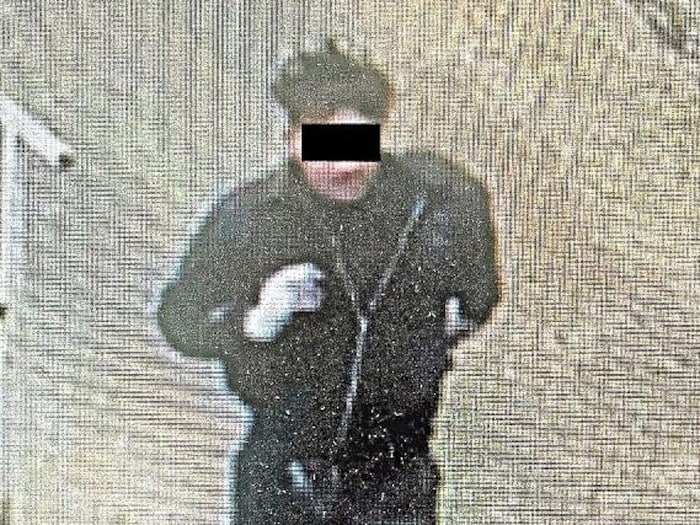 Afad K. wurde zwei Tage nach dem Verbrechen an dem 27-Jährigen von einer Überwachungskamera gefilmt, seine rechte Hand ist verbunden.