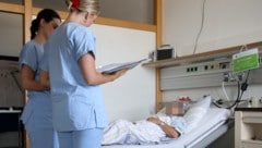 Auf die Pflegemitarbeiterinnen in den Landesspitälern kommen Einschnitte zu.