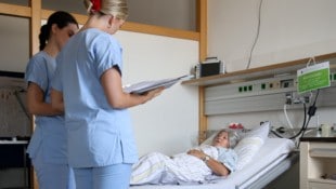 Die Pflegeausbildung nimmt langsam Fahrt auf - das ist auch bitter nötig.(Symbolbild)