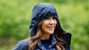 Königin Mary im ungewohnten – aber edlen – Allwetterlook. 