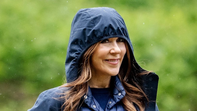Königin Mary im ungewohnten – aber edlen – Allwetterlook. 