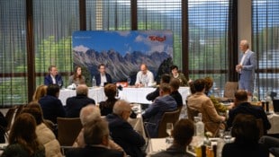 Beim vierten Stopp der Reihe „Tourismusforum on tour“ wurde in Hopfgarten über Mitarbeitermangel ...