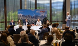 Beim vierten Stopp der Reihe „Tourismusforum on tour“ wurde in Hopfgarten über Mitarbeitermangel ...