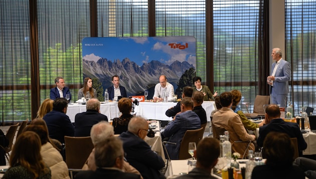 Die Verantwortlichen des Tiroler Tourismus stellen sich bei den Abenden den Fragen aus der ...