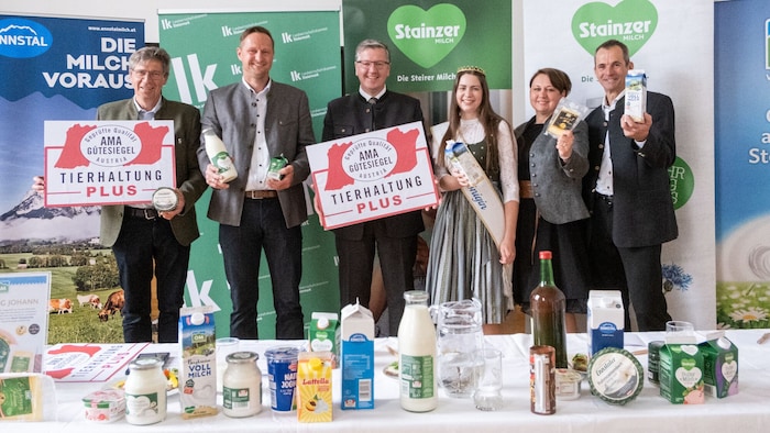 Pressekonferenz zum Weltmilchtag (v. l.): Andreas Radlingmaier (Landgenossenschaft Ennstal), Franz Spath (Steirermilch), Andreas Steinegger (Landwirtschaftskammer-Präsident), Anabell und Margret Karelly (Milchbäuerinnen) und Jakob Karner (Obersteirische Molkerei)
