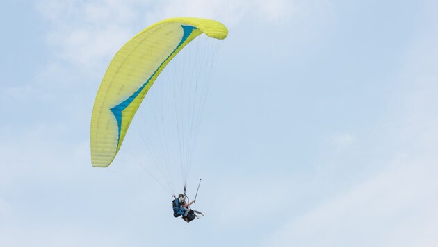 In China ist ein Gleitschirmflieger von starken Winden erfasst und rasch auf Tausende Meter Höhe ...