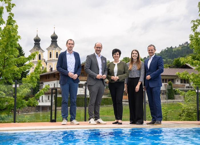 Informierten in Hopfgarten: Johannes Schranz (AMS), Landesrat Mario Gerber, Tirol Werbung-Geschäftsführerin Karin Seiler, Anna Burton vom WIFO sowie Unternehmer und Hausherr Manfred Pletzer (v.l.).