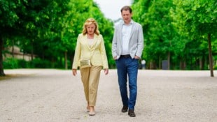 Ein Interview im Grünen: Ex-Kanzler Sebastian Kurz und Conny Bischofberger im Schönbrunner Schlosspark (Bild: Eva Manhart)