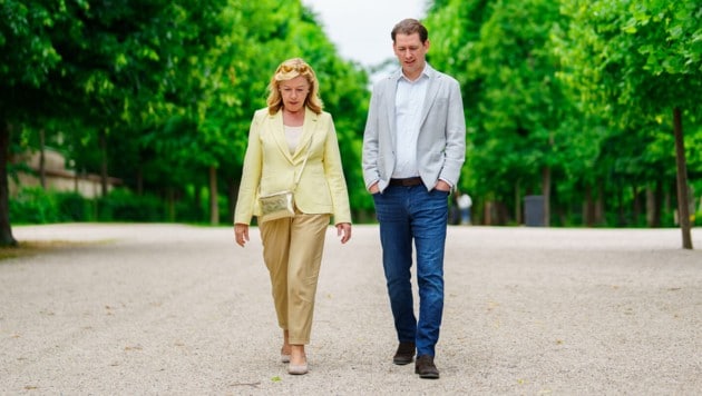 Ein Interview im Grünen: Ex-Kanzler Sebastian Kurz und Conny Bischofberger im Schönbrunner Schlosspark (Bild: Eva Manhart)