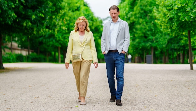 Ein Interview im Grünen: Ex-Kanzler Sebastian Kurz und Conny Bischofberger im Schönbrunner ...