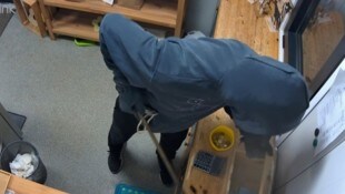 Mit dem Brecheisen suchte der Kapuzenmann nach Bargeld.