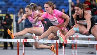 Karin Strametz (M.) hat die ersten Hürden am Weg zur WM nach Tokio erfolgreich gemeistert.