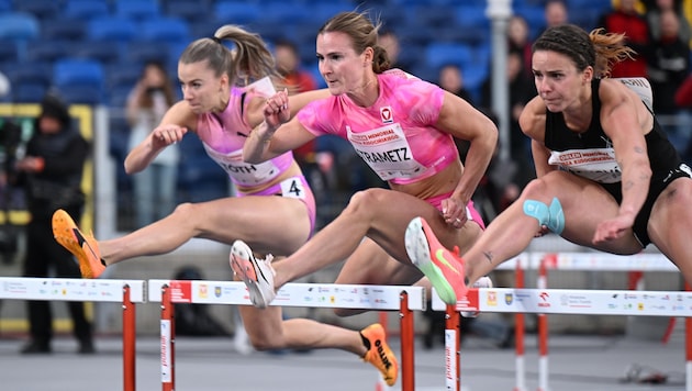 Karin Strametz (M.) hat die ersten Hürden am Weg zur WM nach Tokio erfolgreich gemeistert.