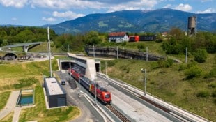 Durch dieses Tunnelportal werden in Zukunft Pendler und Passagier zwischen Graz und Klagenfurt reisen.  (Bild: ÖBB/Zenz)