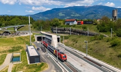 Durch dieses Tunnelportal werden in Zukunft Pendler und Passagier zwischen Graz und Klagenfurt ...
