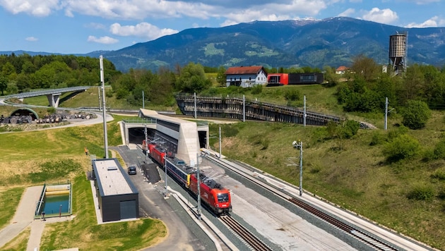 Durch dieses Tunnelportal werden in Zukunft Pendler und Passagier zwischen Graz und Klagenfurt reisen. 