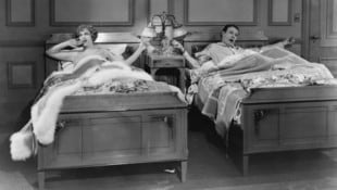 Geteilte Betten: Enthaltsamkeit kann sich auf Psyche und Körper auswirken. Wie genau? Wir sind der Sache nachgegangen. (Bild: Everett Collection/Old Visuals)