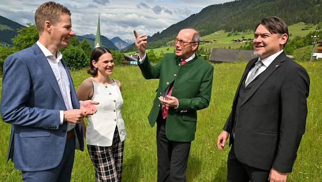 Kahn, Runggaldier, Forum-Präsident Karas und Lochmann (v. li.) stimmen sich laufend ab.