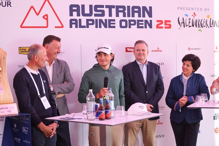 Maximilian Steinlechner (Mitte) gibt in Henndorf sein Österreich-Debüt auf der DP World Tour.