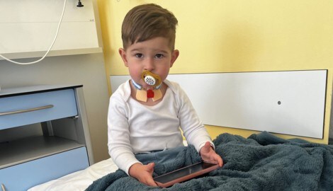 Liam (3) bei einer Untersuchung im Krankenhaus. Bald soll das Tracheostoma entfernt werden. (Bild: zVg)