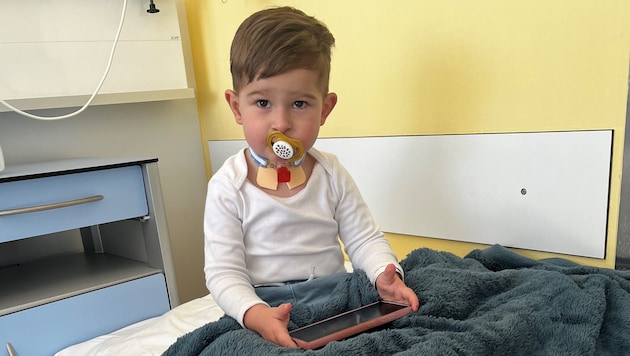 Liam (3) bei einer Untersuchung im Krankenhaus. Bald soll das Tracheostoma entfernt werden.