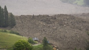 In der Schweiz ist der Birchgletscher abgebrochen und hat ein Dorf teilweise unter sich begraben. Der regionale Führungsstab hatte die Bevölkerung rechtzeitig gewarnt und in Sicherheit gebracht. (Bild: EPA/JEAN-CHRISTOPHE BOTT)