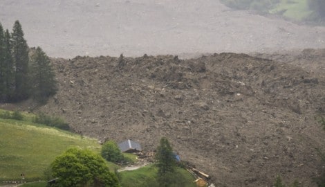 In der Schweiz ist der Birchgletscher abgebrochen und hat ein Dorf teilweise unter sich begraben. Der regionale Führungsstab hatte die Bevölkerung rechtzeitig gewarnt und in Sicherheit gebracht. (Bild: EPA/JEAN-CHRISTOPHE BOTT)
