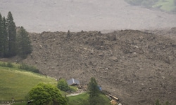 In der Schweiz ist der Birchgletscher abgebrochen und hat ein Dorf teilweise unter sich ...