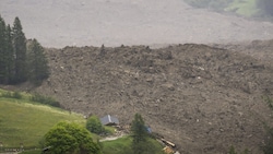 In der Schweiz ist der Birchgletscher abgebrochen und hat ein Dorf teilweise unter sich begraben. Der regionale Führungsstab hatte die Bevölkerung rechtzeitig gewarnt und in Sicherheit gebracht. (Bild: EPA/JEAN-CHRISTOPHE BOTT)