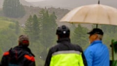 In der Schweiz hat ein Gletscherabsturz Teile eines Bergdorfs unter sich begraben. 300 Menschen ...