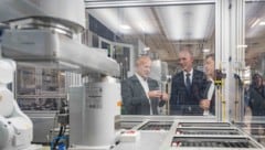Rundgang durchs Werk mit Wirtschaftslandesrat Willibald Ehrenhöfer (Mitte) und Valter Taranzano ...
