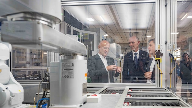 Rundgang durchs Werk mit Wirtschaftslandesrat Willibald Ehrenhöfer (Mitte) und Valter Taranzano (Nidec, links). 