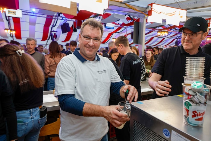 Obmann Martin Neumeier half beim Ausschank – 2400 durstige Besucher dankten es ihm