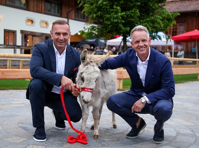 Star-Golfer Luke Donald (rechts; mit Aiderbichl-Chef Dieter Ehrengruber) ist Kapitän vom ...