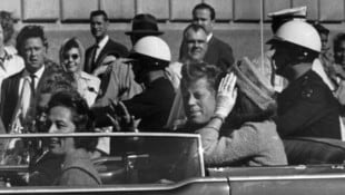 Der umstrittene John F. Kennedy kurz vor dem Attentat in Dallas 1963. Neben ihm seine Frau Jackie. Die Zweifel an der Einzeltätertheorie bleiben bestehen. (Bild: AP/File)