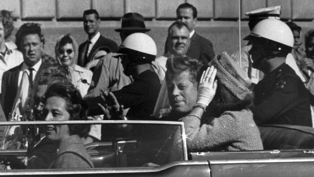 Der umstrittene John F. Kennedy kurz vor dem Attentat in Dallas 1963. Neben ihm seine Frau Jackie. Die Zweifel an der Einzeltätertheorie bleiben bestehen.
