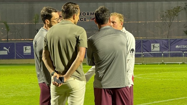 Xaver Schlager lieferte sich eine hitzige Diskussion mit Leipzigs Trainerteam.
