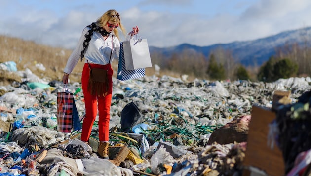 Shirts für 2,99 Euro? Unser Griff zu „(Ultra) Fast Fashion“ hat auf Dauer negative  Folgen – nicht nur für die Umwelt, sondern auch für z. B. Hilfsorganisationen, die sich auch über Gebrauchtkleider-Spenden finanzieren.
