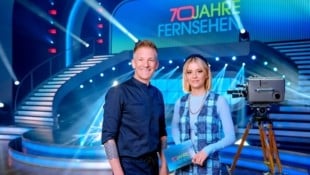 Fanny Stapf führt gemeinsam mit ORF-Allroundmoderator Andi Knoll durch die dreiteilige Serie „70 ...