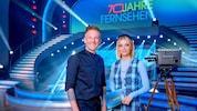 Fanny Stapf führt gemeinsam mit ORF-Allroundmoderator Andi Knoll durch die dreiteilige Serie „70 Jahre Fernsehen“. (Bild: ORF)