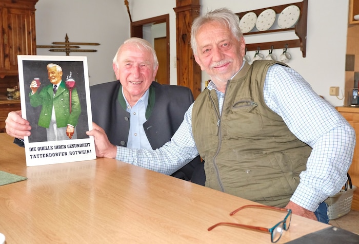 Alfred Dopler mit dem heutigen Bürgermeister Alfred Reinisch und dem ersten Werbeplakat für ...
